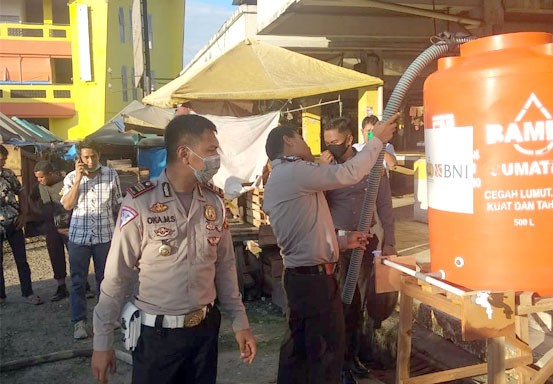 Polres Inhu Pasang Wastafel Portable Bantuan Bank di Tempat Keramaian
