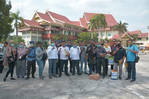 Demokrat Riau Serahkan Bantuan Sembako untuk Jurnalis DPRD Riau