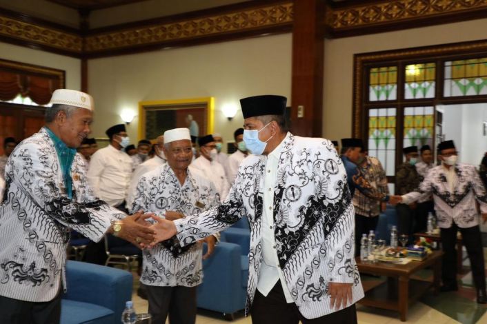 Bupati Siak Lepas 36 Jemaah Calon Haji dari Kalangan PGRI