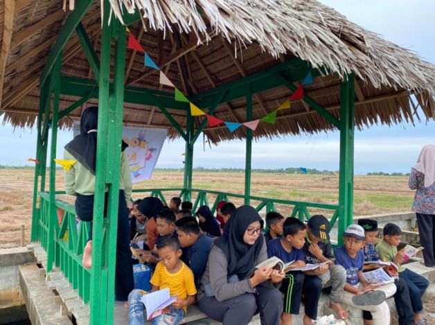 Tingkatkan Giat Baca Anak Desa Mentayan, KKN Unri Dirikan Pondok Baca