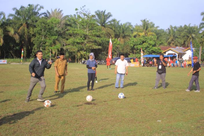 Ketua PKB Kampar Buka Turnamen Sepakbola Pemuda Cup di Desa Rimba Beringin Tapung Hulu