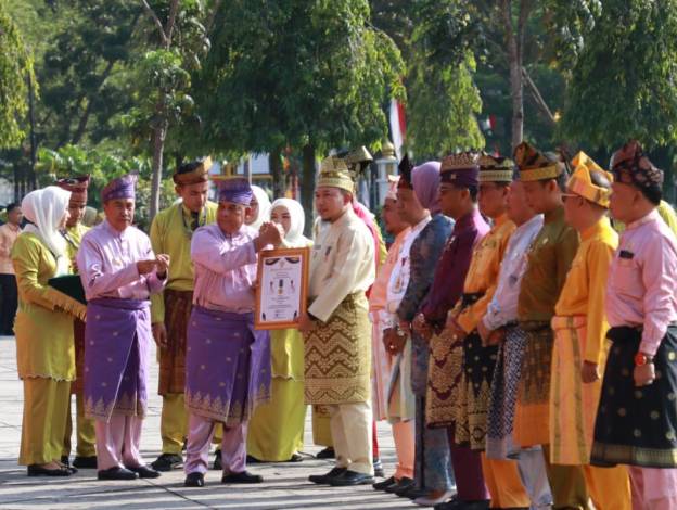 Apel HUT ke-66 Riau, Siak Dihadiahi Penghargaan Lencana Wira Bangun Desa dari Gubernur