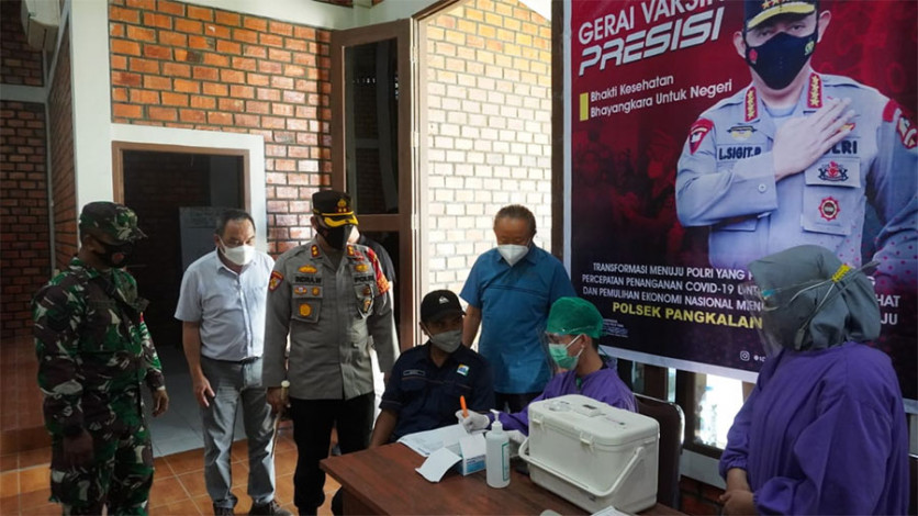 Polres Pelalawan Tinjau Vaksinasi Karyawan PT Surya Bratasena Plantation