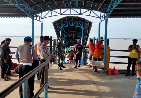 PPKM, Polsek Kuala Kampar Pantau Penerapan Prokes di Pelabuhan