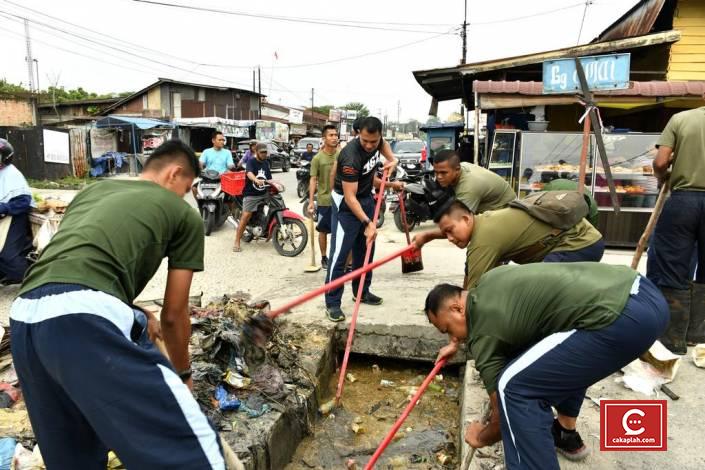 Hindari Banjir akibat Tumpukan Sampah, Prajurit Yonko 462 Kopasgat Gelar Goro