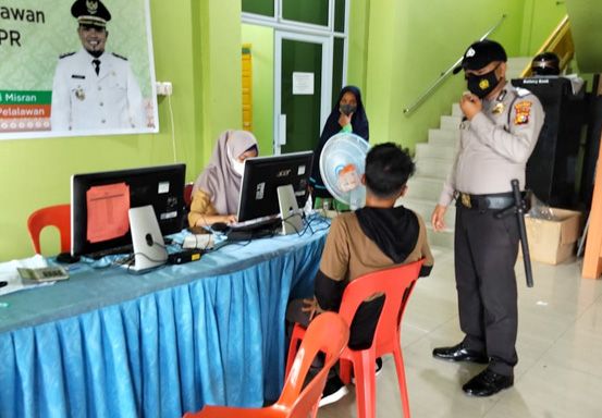 Personel Polsek Kuala Kampar Dampingi Nakes Saat Vaksinasi di Puskesmas