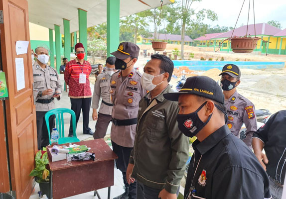 Polsek Langgam Lakukan Patroli Bersama Pelaksanaan Pemungutan Suara di TPS Pilkada Pelalawan