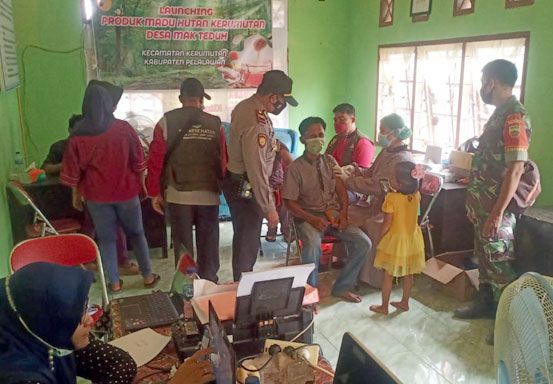 Personel Polsek Kerumutan dan Babinsa Kawal Vaksinasi di Desa Binaan