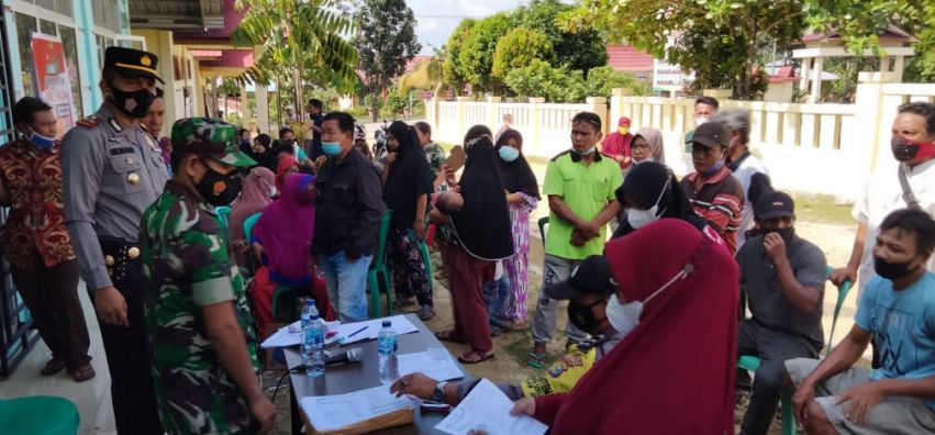 Kapolsek Bandar Sei Kijang Tinjau Vaksinasi di Puskemas dan Kantor Desa