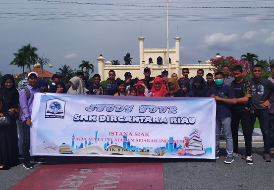 SMK Dirgantara Riau Studi Tour ke Istana Siak