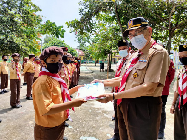 Terakhir, Kwarda Riau Bagikan Perlengkapan Belajar kepada Anggota Pramuka Kwarcab Kampar