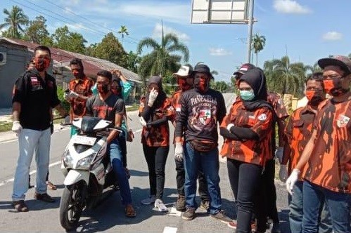 Pemuda Pancasila Bantan Bagi-bagi Masker Loreng Orange