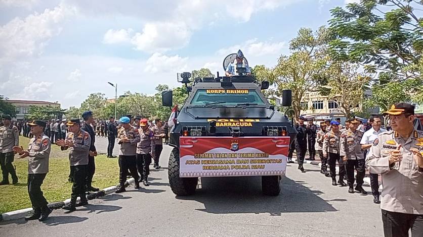 Perpisahan di Mapolda Riau, Marsma TNI Setyawan Digendong hingga Naiki Baracuda