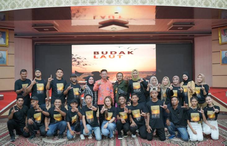 Bupati Rohil Nobar Pemutaran Perdana Film Budak Laut Karya Anak Negeri
