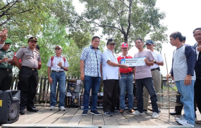 Wardan Serahkan Bantuan Kementerian kepada Kelompok Nelayan