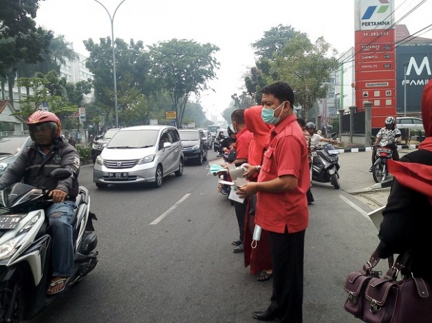 PDIP Riau Bagi-Bagi Masker ke Pengendara