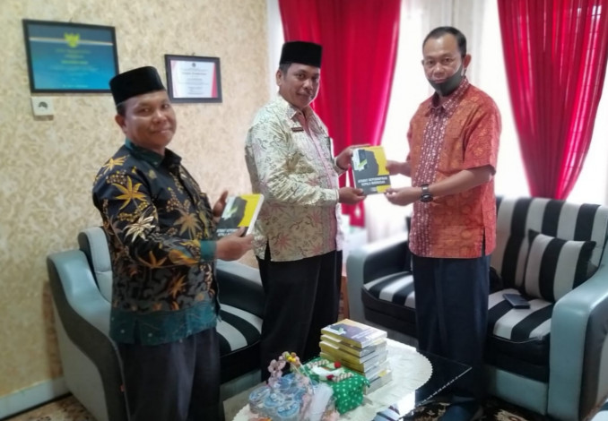 Tingkatkan Kualitas Madrasah, Mantan Wakil Rektor UIN Suska Riau Galakkan Gerakan Wakaf Buku Peduli Madrasah