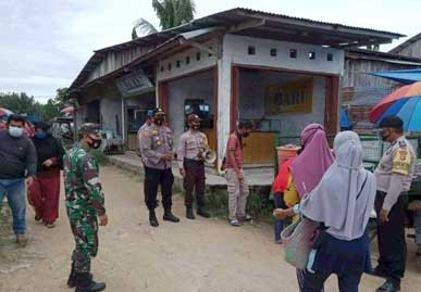 Cegah Penyebaran Covid-19, Polsek Kerumutan Gelar Operasi Yustisi di Pasar Desa Bukit Lembah Subur