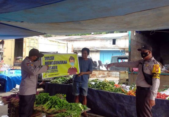 Jaga Kamtibmas, Polsek Bunut Patroli Jalan Kaki di Pasar Tradisional