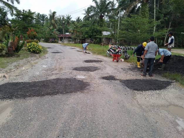 Rusak Parah Sering Sebabkan Kecelakaan, Warga Kampung Baru Bukit Kapur Tambal Sulam Jalan Garuda