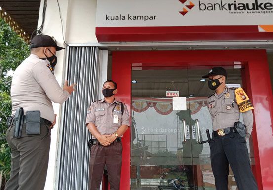 Antisipasi Tindak Kriminal, Polisi Berjaga di Perbankan Kecamatan Kuala Kampar Pelalawan