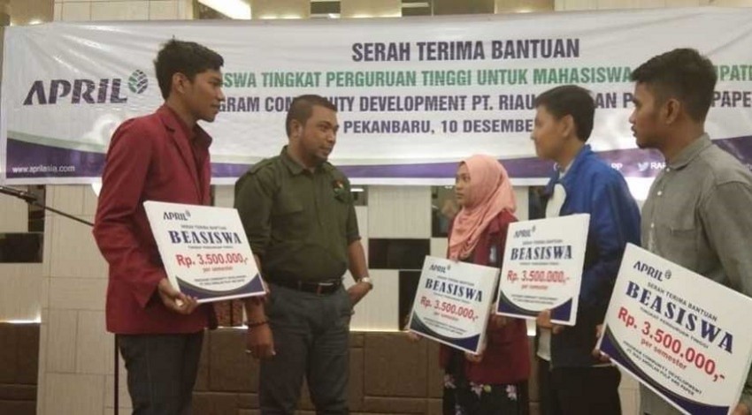 Seratus Mahasiswa Riau Raih Beasiswa CD PT RAPP