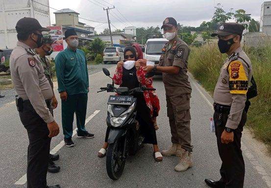 Dukung PPKM, Polsek Bunut dan TNI Lakukan Operasi Yustisi