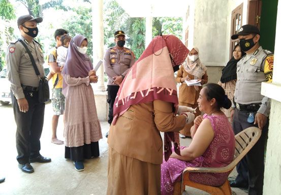 Polsek Ukui, Nakes dan Aparatur Desa Gelar Vaksinasi untuk Lansia Secara Door to Door