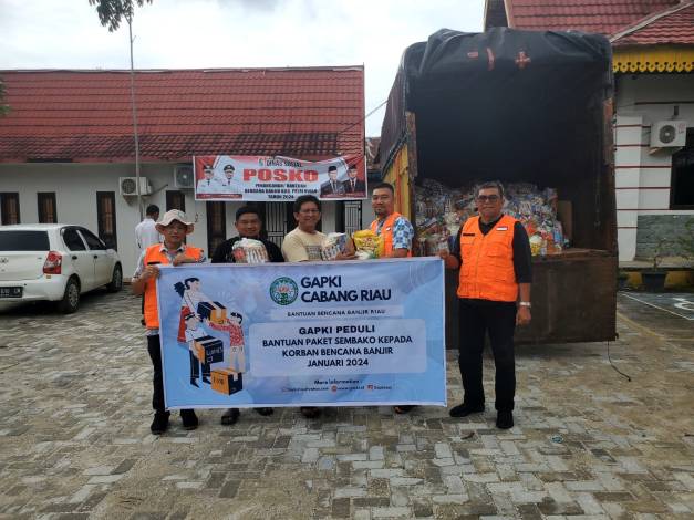 GAPKI Riau Serahkan 300 Paket Sembako untuk Warga Terdampak Banjir di Pelalawan