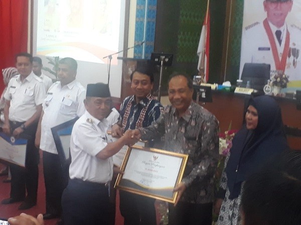 PT Arara Abadi Terima Penghargaan CSR PKBL 2019 Terbaik dari Pemkab Pelalawan