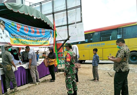 TNI Bersama Tim Gugus Tugas Percepatan Penanganan Covid-19 Kecamatan Tandun Perketat Jalur Perbatasan