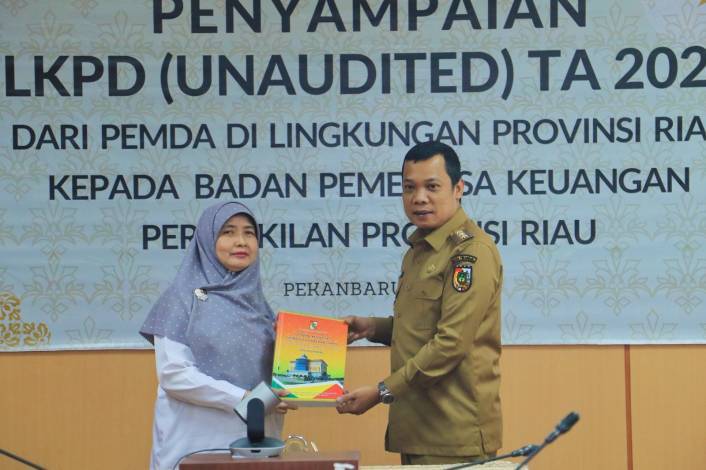 Pj Walikota Pekanbaru Serahkan LKPD 2022 ke BPK, Harap Pertahankan WTP