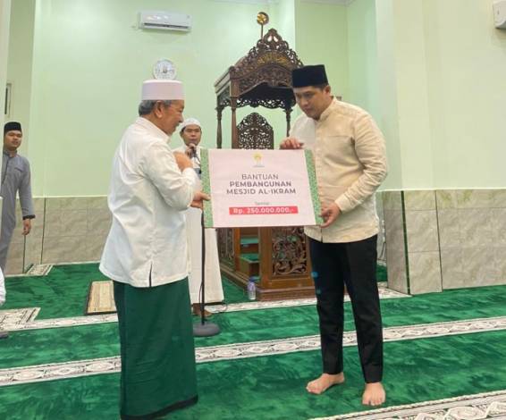 BPD HIPMI Riau Santuni Anak Yatim dan Serahkan Bantuan Ratusan Juta untuk Masjid Al-Ikram