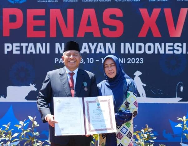 Bupati Siak Terima Penghargaan Satyalencana Wira Karya dari Presiden Jokowi