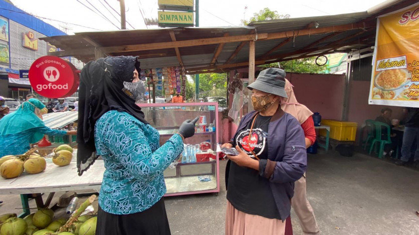Ketua TP PKK Riau Bagikan Masker ke Masyarakat Secara Gratis