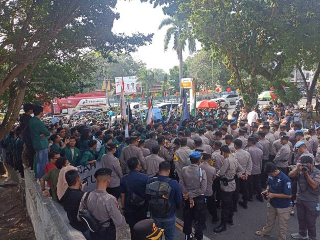 Unjuk Rasa di DPRD Riau, Mahasiswa Tuntut Pemerintah Selesaikan Kasus Agraria