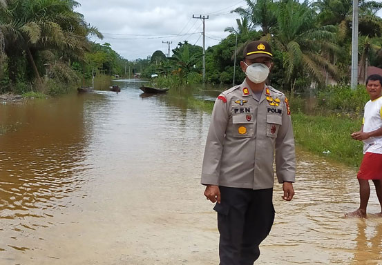 Kapolsek Ukui Tinjau Banjir di Desa Air Hitam dan Lubuk Kembang Bunga
