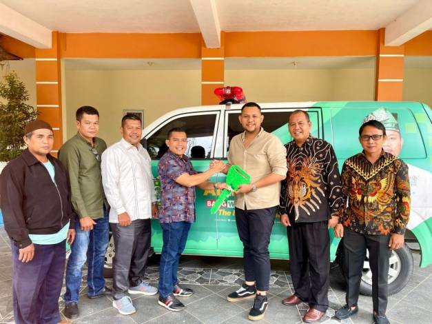 Anggota DPR RI Abdul Wahid Serahkan Bantuan Ambulance untuk Masyarakat Kuansing