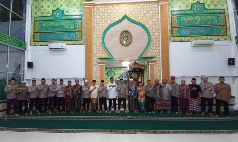 Salat Berjamaah, Polsek Bukit Raya Minta Masyarakat Masjid Al Manshurin Jaga Kondusifitas Pemilu 2024