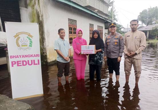 Polsek Kerumutan Bersama Bhayangkari Salurkan Bantuan Sembako Sembari Cooling System Pemilu Damai