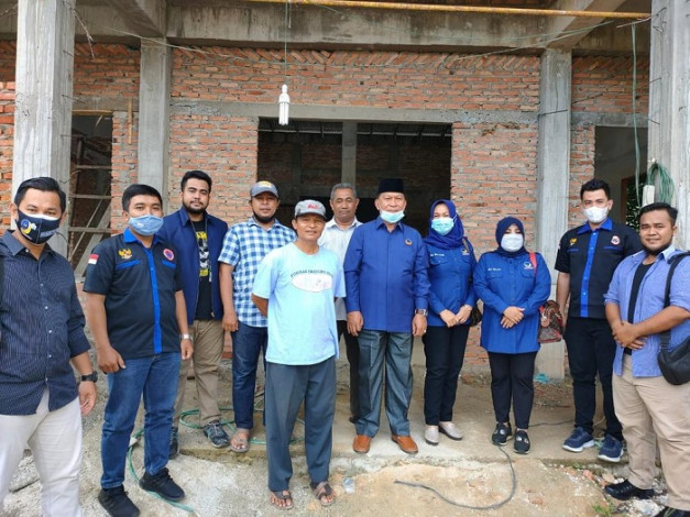 Jumat Berkah, NasDem Riau Serahkan Bantuan Semen untuk Pembangunan Mushola Al Barokah