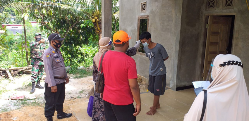 Personel Polsek Pangkalan Kerinci Lakukan Tracking Contact Kasus Covid-19 di Dusun Barat