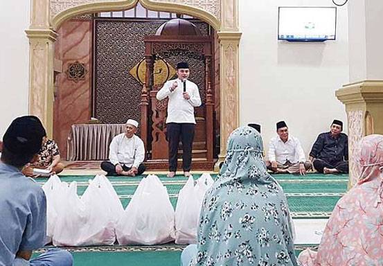 Camat Ardi Berikan Santunan Anak Yatim di Masjid Al Masyithah