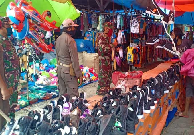 Babinsa Rokan Bersama Satpol PP Disiplinkan Pedagang di Pasar Agar Memakai Masker Selama Berjualan