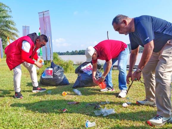 Hari Lingkungan Hidup se-Dunia 2023, RAPP dan DLH Pelalawan Bersih-Bersih Sampah Plastik di Kuala Terusan
