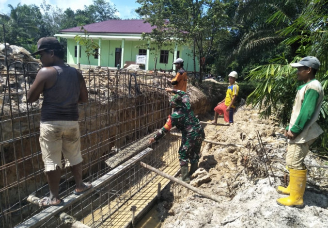 Dukung Pembangunan Desa, Babinsa Koramil 03 Bunut Goro Bersama Warga Bangun Turap