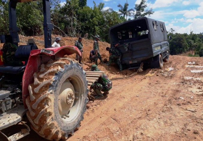 Truk TNI Pengangkut Material Terperosok, Warga Bantu Evakuasi