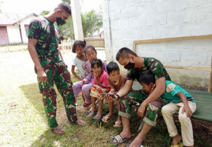 Di Sela Kesibukan Program TMMD, TNI Juga Luangkan Waktu Bercengkerama dengan Anak-anak Desa Lango