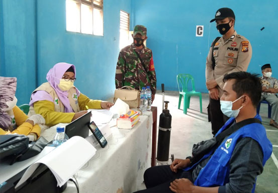 Polsek Ukui Pantau Pelaksanaaan Vaksinasi Dosis II di Desa Lubuk Kembang Sari