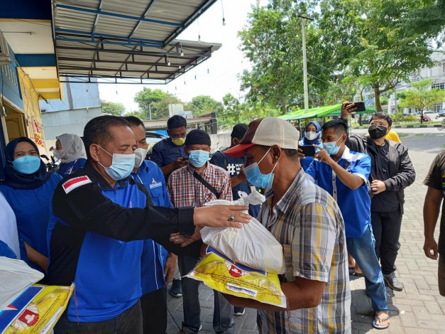 Bertajuk Bulan Bakti, Demokrat Riau Bagikan Sembako ke Masyarakat Terdampak Covid-19
